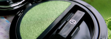 Когда хочется праздника и зелени. Giorgio Armani Eyes To Kill Macro-Color Eyeshadow Solo  #17 Green Viper