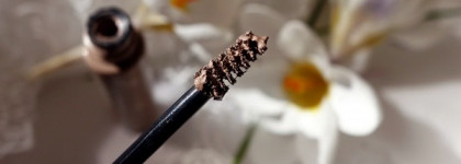 Украсим брови, освежим лицо: Benefit Gimme Brow Brow-Volumizing Fiber Gel # Light/Medium. Benefit High Beam Luminescent Complexion Enhancer