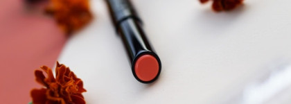 Guerlain La Petite Robe Noire Deliciously Shiny Lipstick # 010 Apri-Coat