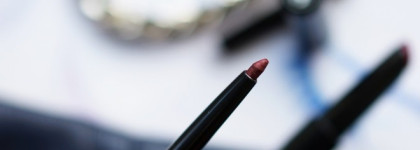 Бордо. По ту сторону себя. Chanel Rouge Coco Stylo Complette Care Lipshine #212 Recit. Chanel Stylo Yeux Waterproof Long-Lasting Eyeliner #928 Eros