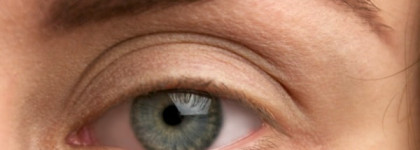 Маленький секрет для аккуратных стрелок в макияже глаз