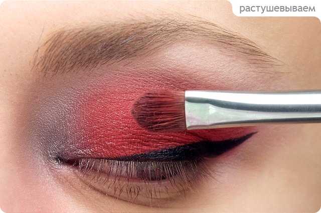 Красный карандаш в макияже глаз