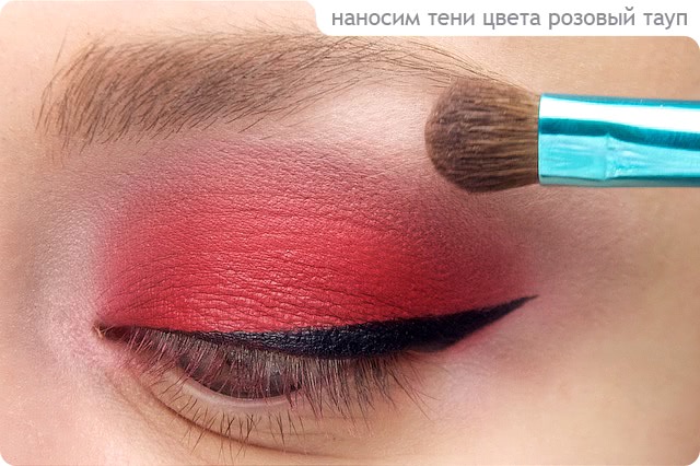 Красный карандаш в макияже глаз thumbnail