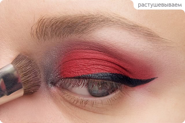 Красный карандаш в макияже глаз