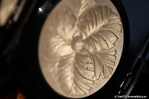Праздник с Chanel Camelia de Plumes Poudre illuminatrice Highlighting Powder