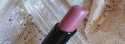 Бежевое кружево Guerlain La Petite Robe Noire Deliciously Shiny Lip Colour 011 Beige Lingerie