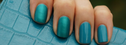 Маникюр цвета морской волны с лаками Golden Rose