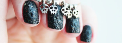 Essie Nail Polish / holographic jet black lace "Belugaria"