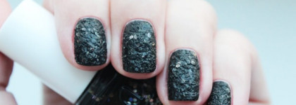 Essie Nail Polish / holographic jet black lace "Belugaria"