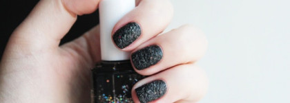 Essie Nail Polish / holographic jet black lace "Belugaria"
