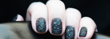 Essie Nail Polish / holographic jet black lace "Belugaria"
