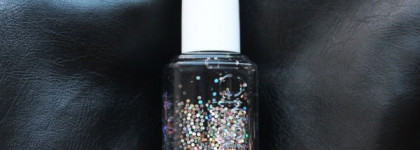 Essie Nail Polish / holographic jet black lace "Belugaria"