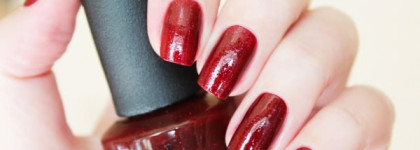 OPI nail lacquer HL E08 "Underneath The Mistletoe"