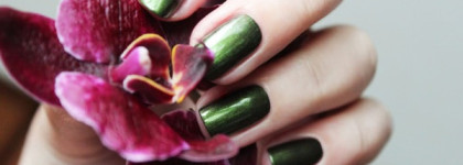 OPI Nlc33 A Grape Affair + OPI Nlc19 Green on the Runway (Coca-Cola Collection for Summer 214)