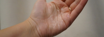 Нежное очищение лица с BioTherm Biosource softening exfoliating cleansing gel with fortifying magnesium. Очищающий гель-эксфолиант для сухой кожи с магнием