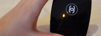 Компактная пудра-основа для сияния кожи Chanel Vitalumiere Eclat Comfort Radiance Compact Makeup SPF 10 в оттенке B 20