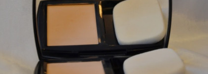 Компактная пудра-основа для сияния кожи Chanel Vitalumiere Eclat Comfort Radiance Compact Makeup SPF 10 в оттенке B 20