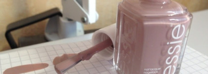 Rimmel London Rose Libertine 405 & Essie Lady Like 101