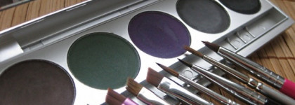 Стойкая сухая компактная подводка в палитре 5 цветов (№2, 5329) Kryolan Professional и 8 кистей для подводки