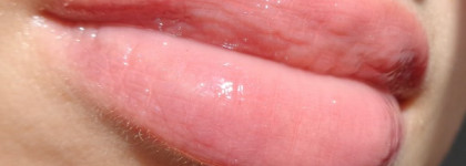 Прекрасно спелись: блеск для губ Beyu Catwalk Volume Gloss #18 и карандаш для губ Rimmel Lasting Finish Lip Liner #014 Wild Clover