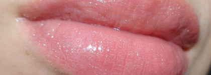 Не остаться незамеченной с блесками Dior: Dior Addict Ultra-Gloss Pearl №157, Dior Addict Ultra-Gloss Flash №557 и Dior Addict Gloss №643