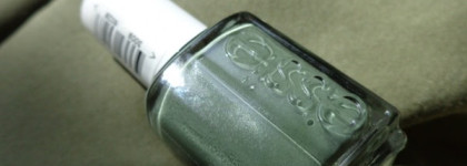 Экзотичный дуэт: Rimmel London 60 Seconds Nail Polish #415 Instyle Coral & Essie Nail Lacquer #100 Sew Psyched