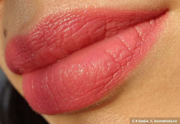 Помада-блеск Lumene Raspberry Miracle Shine Lipstick в оттенках #107 Hot Day и #110 Daybreak