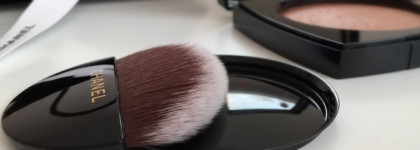 Мерцающая пудра-хайлайтер Chanel Eclat Magnetique de Chanel illuminating powder в оттенке Metal peach. Chanel Makeup Collection Christmas Holiday 2019