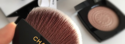 Мерцающая пудра-хайлайтер Chanel Eclat Magnetique de Chanel illuminating powder в оттенке Metal peach. Chanel Makeup Collection Christmas Holiday 2019