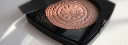 Мерцающая пудра-хайлайтер Chanel Eclat Magnetique de Chanel illuminating powder в оттенке Metal peach. Chanel Makeup Collection Christmas Holiday 2019