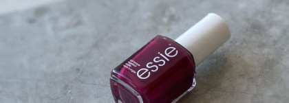 Красивый и злой. Essie nail lacquer #Bahama mama