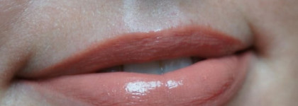 Жидкая помада-блеск Dior Addict Fluid Stick Fabulous Wear High Impact Glossy Colour Lip Hybrid  в оттенке 219 Whisper Beige