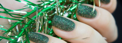 China Glaze Nail Lacquer with Hardeners 80649 Winter Holly