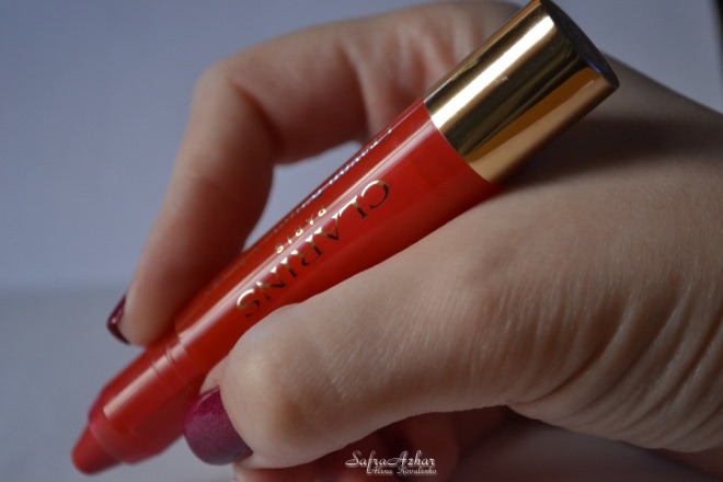 Сладкая вишенка от Clarins Lip Balm Crayon Colour & Comfort в оттенке #04 Sweet Cherry