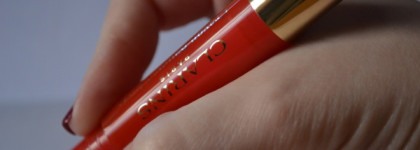 Сладкая вишенка от Clarins Lip Balm Crayon Colour & Comfort в оттенке #04 Sweet Cherry