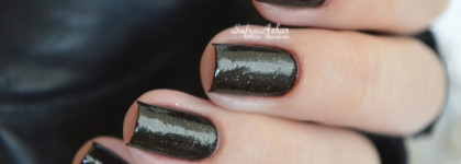 Темная сторона... или просто Orly Nail Laquer #40637 Goth-Название говорит,само за себя.