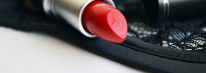 Весна близко...оденем губы в красный? MAC Satin Lipstick MAC Red