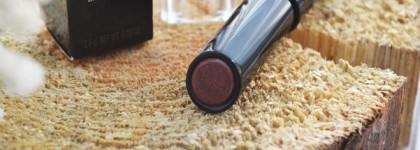 Осень в кожаном пиджаке от Guerlain La Petite Robe Noire Deliciously Shiny Lipstick #013 Leather Blazer