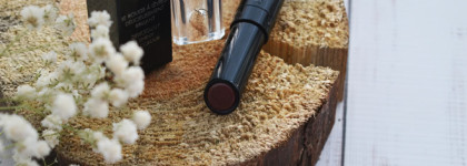 Осень в кожаном пиджаке от Guerlain La Petite Robe Noire Deliciously Shiny Lipstick #013 Leather Blazer