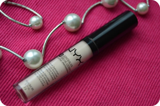 Спасибо двум белокожим нимфам, которые познакомили меня с NYX HD Photogenic Concealer в оттенке CW01 Porcelain