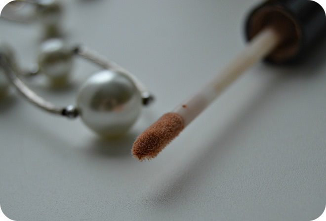 Спасибо двум белокожим нимфам, которые познакомили меня с NYX HD Photogenic Concealer в оттенке CW01 Porcelain