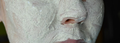 Убираем шелушения вместе с маской-скрабом «Белая глина — Миндаль» Meela Meelo