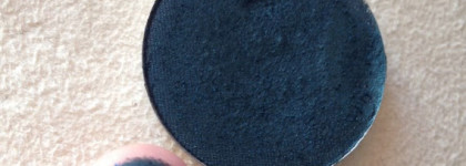 Catrice Absolute Eye Colour Mono 810 Petrolling Stones, Seventeen Silky Shadow Pearl 423 и Limoni Eye-Shadow 26 - трое из ларца