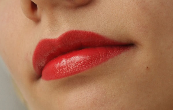 Maybelline Hydra Extreme Lipstick № 587 «Поцелуй вампира»