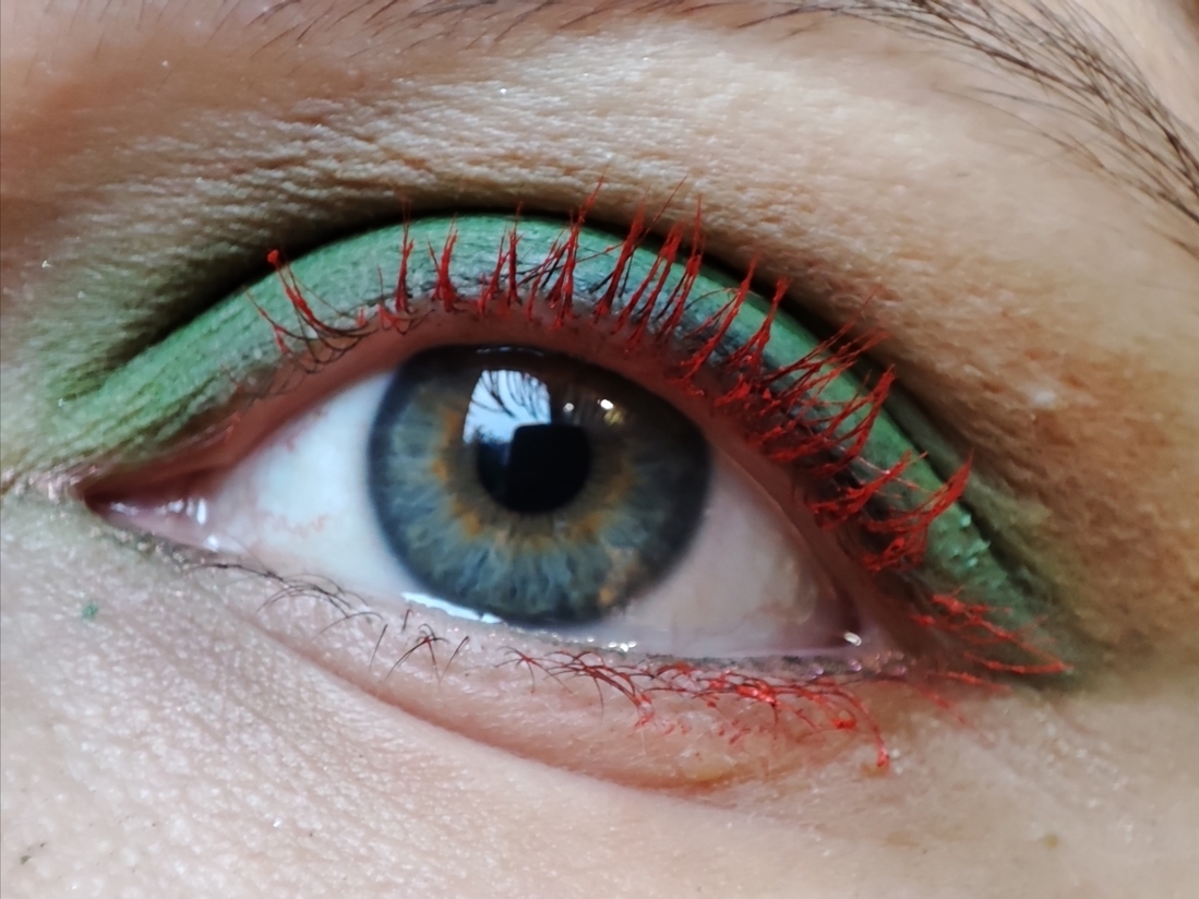 Дневной свет у окна. Тени и карандаш Iscream. Макияжу около 5 часов.