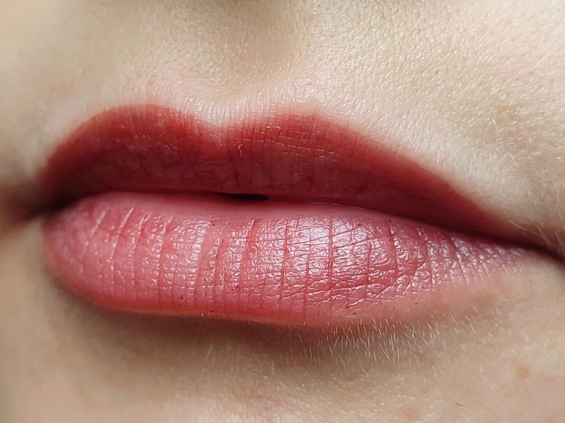 Тинт в 2 слоя после схода глянца. Дневной свет у окна.