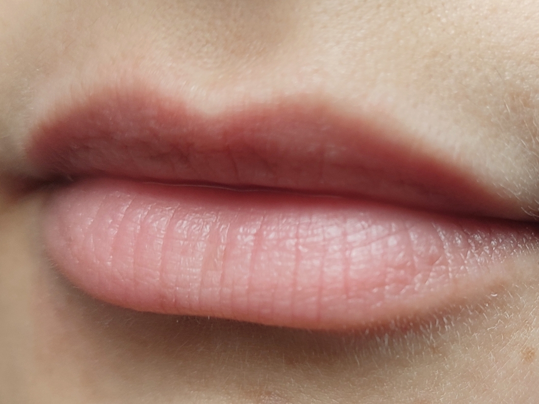 Губы без всего. Дневной свет у окна.