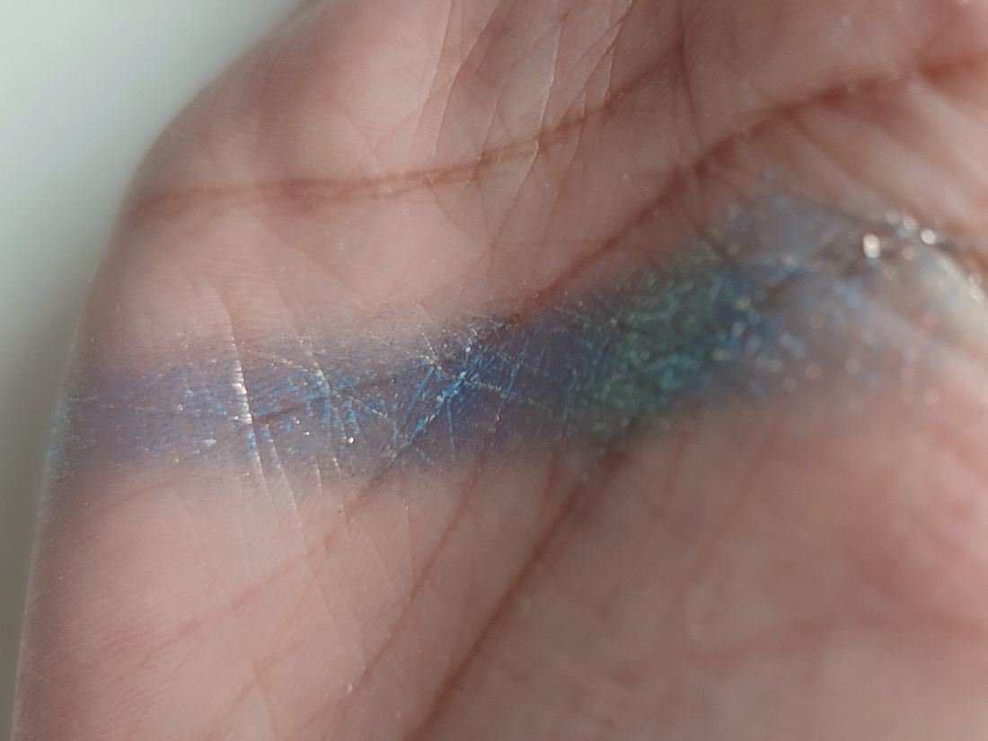 Дневной свет у окна. Тут видно голубую базу.