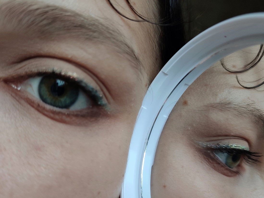 Дневной свет у окна. На всем веке тени Novo, стрелка -be Nuage C03.