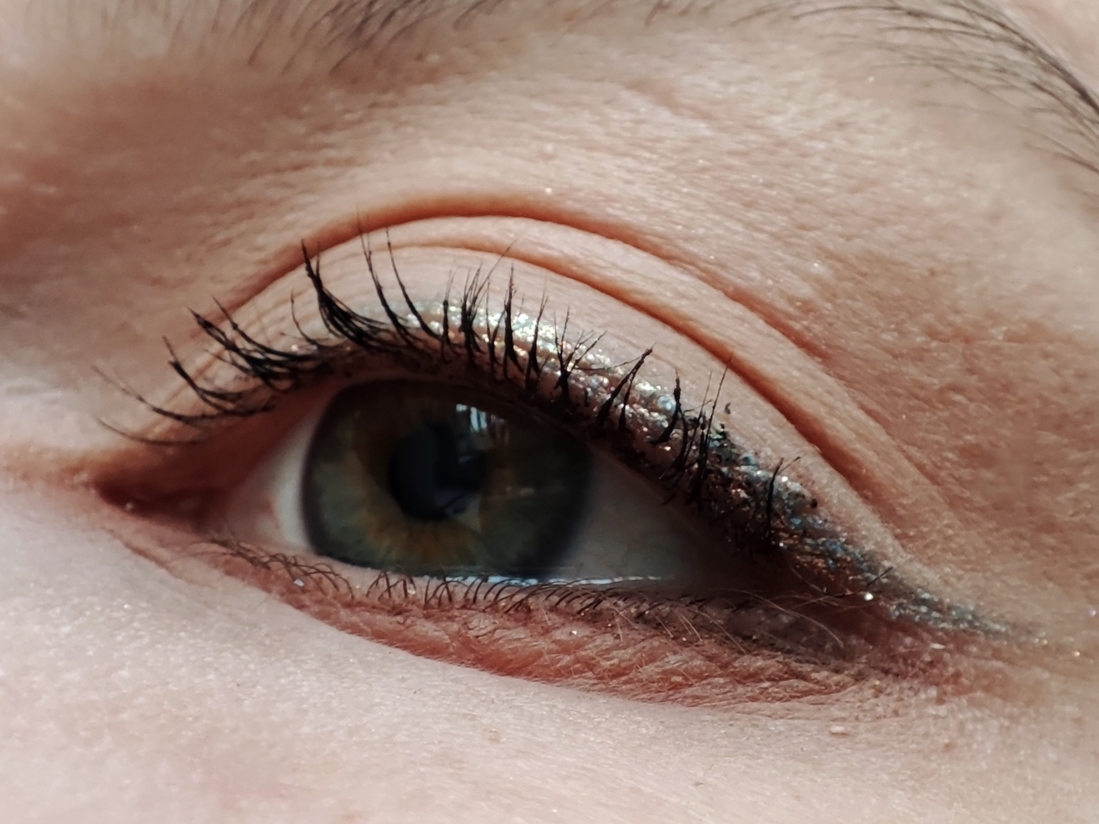 Дневной свет у окна. На всем веке тени Novo, стрелка -be Nuage C03.